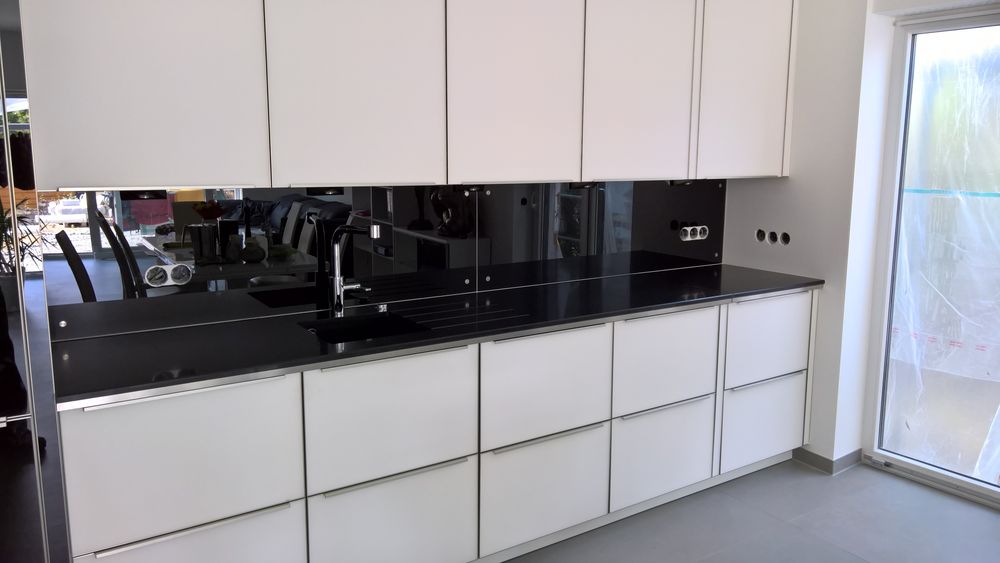 Küchenrückwand aus schwarzem Einscheibensicherheitsglas ESG